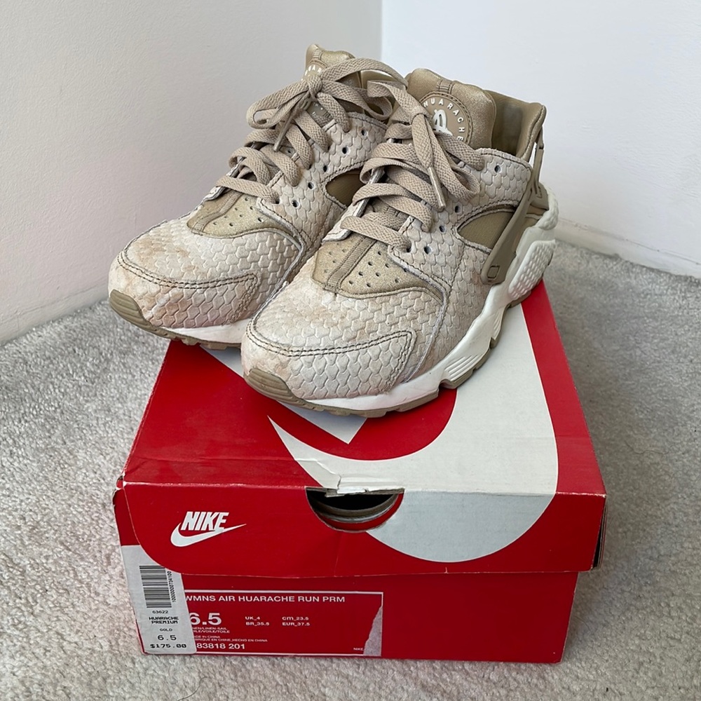 Nike Air Huarache Run in gold/snake sz 6.5